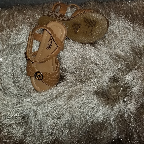 Authentic Michael Kors toddler wedged sandals - Picture 2 of 7